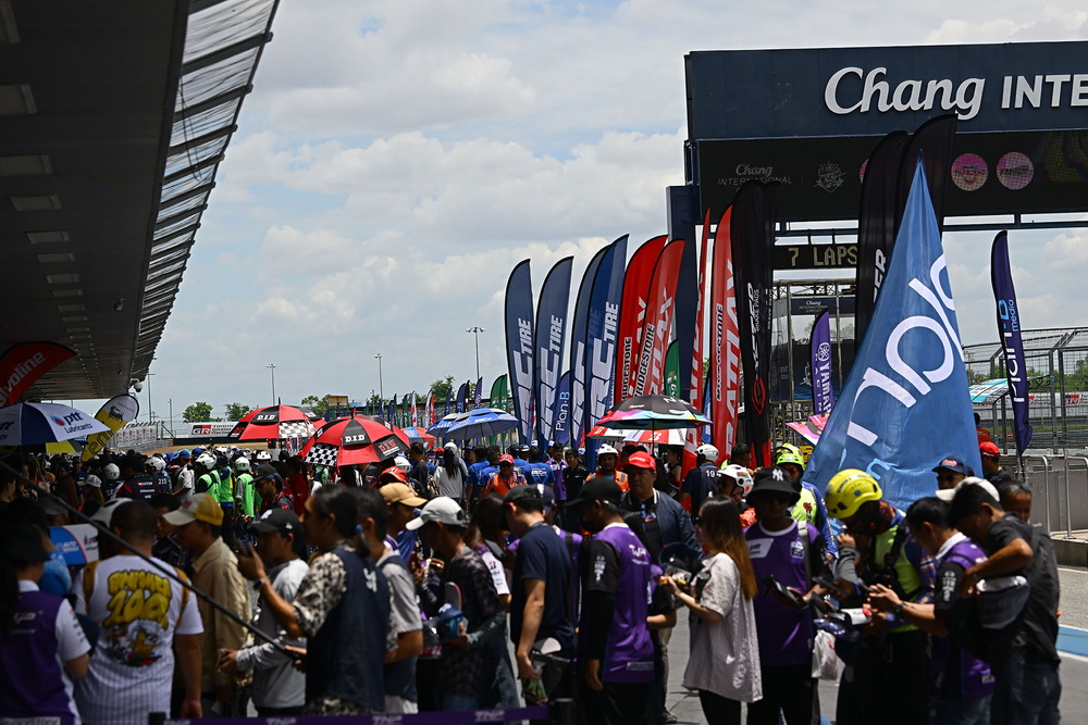 แฟนฟิน! พิตวอล์ค ศึกซูเปอร์ไบค์เบอร์หนึ่งของไทย  Plan-B Media BRIC Superbike