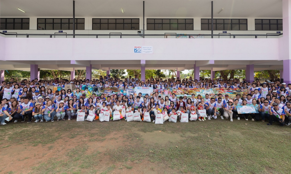 คณะบุคคลผู้ผลิตชิ้นส่วนอีซูซุ มอบเงินบริจาคให้กับโรงเรียน จำนวน 600,000 บาท