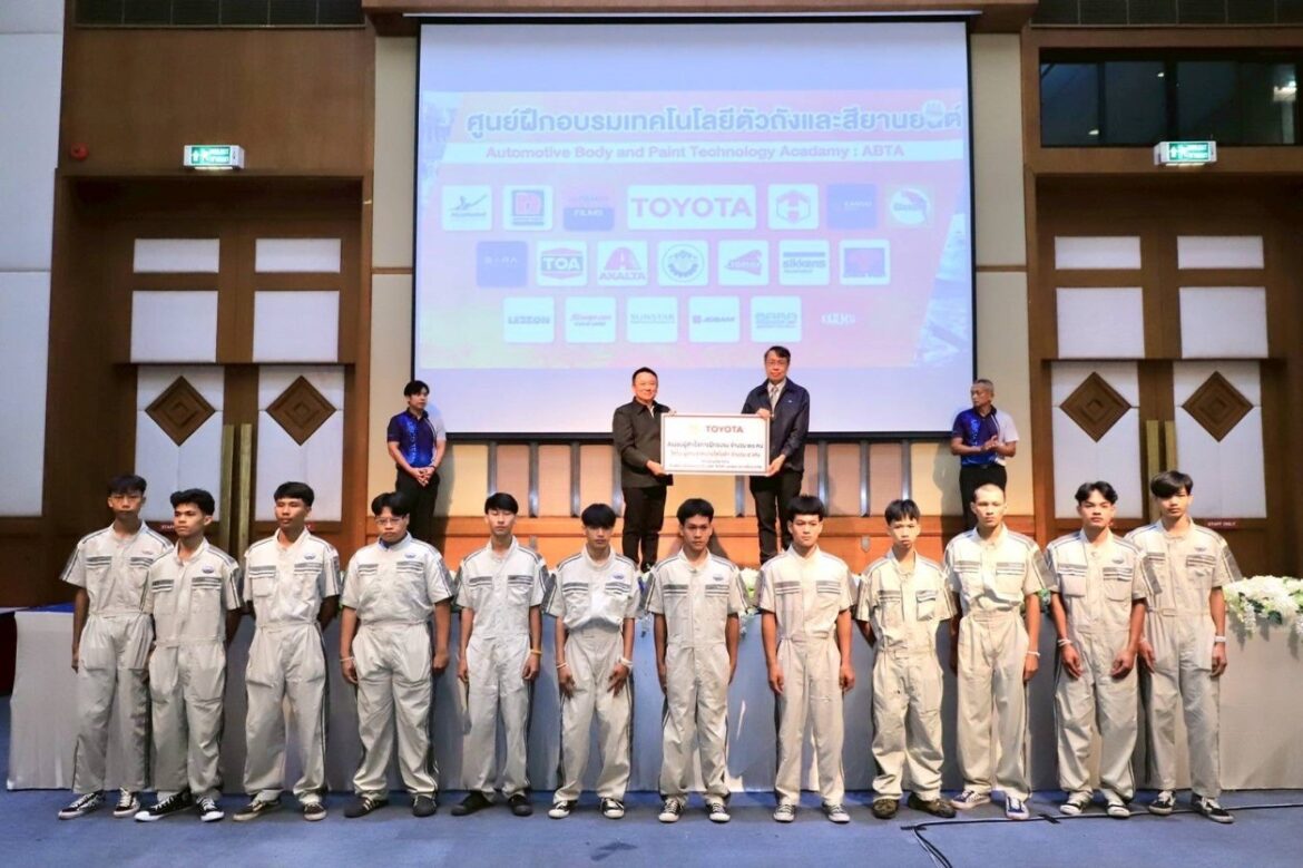 โตโยต้าเข้าร่วมพิธีส่งมอบผู้สำเร็จการฝึกอบรมหลักสูตรระยะสั้น ช่างซ่อมตัวถังและสีรถยนต์ ระหว่าง กรมพัฒนาฝีมือแรงงาน กระทรวงแรงงาน และ บริษัท โตโยต้า มอเตอร์ ประเทศไทย จำกัด