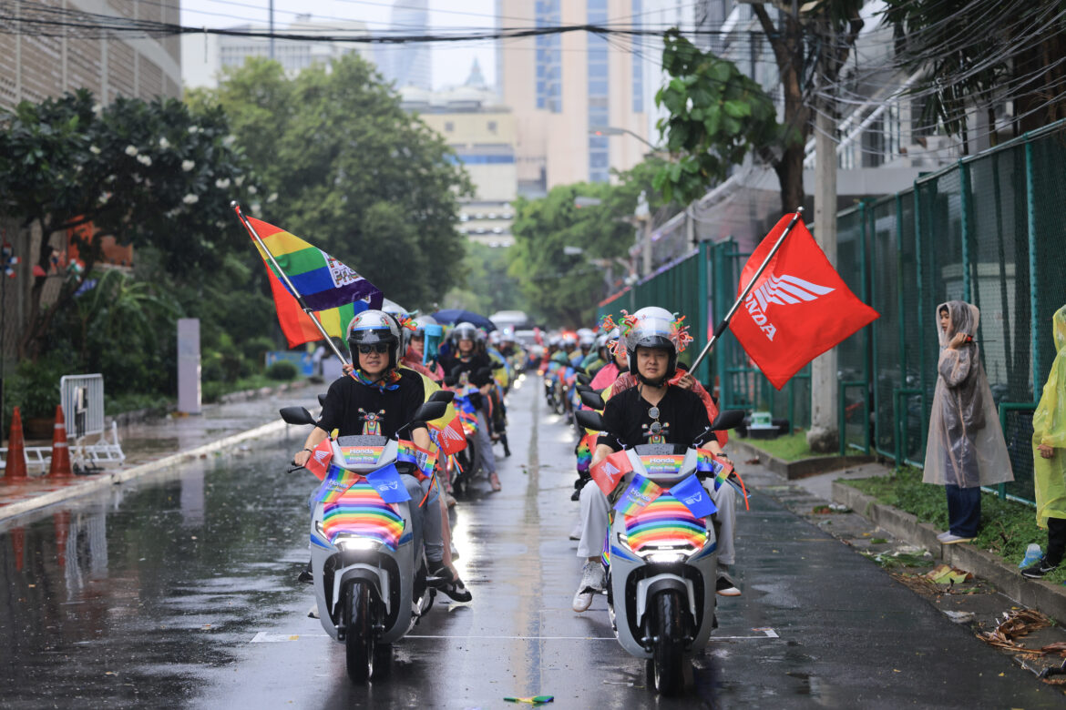โชว์สปิริตขนทัพรถจักรยานยนต์ไฟฟ้า ร่วมขบวน ‘LOVE PRIDE PARADE BANGKOK 2025’ ส่งพลังความไพรด์ท่ามกลางสายฝน