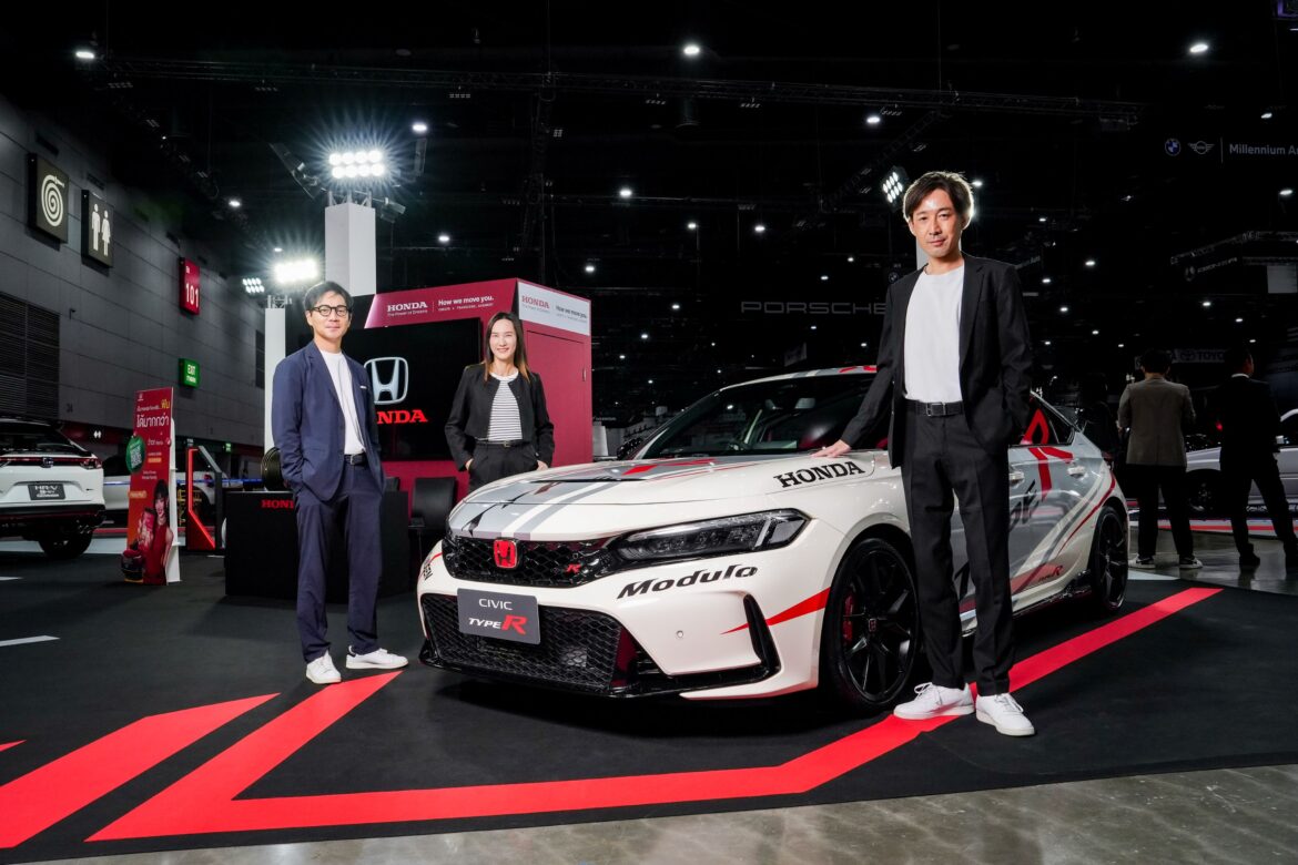 อัปเลเวลความสปอร์ตกับรถฮอนด้ารุ่นฮิต ในงาน Bangkok Auto Salon 2025 นำโดย HR-V e:HEV แต่ง MUGEN รอบคัน สะท้อน DNA สปอร์ตเข้มเต็มขั้น และ HR-V e:HEV พร้อมชุดแต่งโมดูโล พร้อมด้วยไฮไลต์ Civic Type R ตัวแรงสายสนามแข่ง