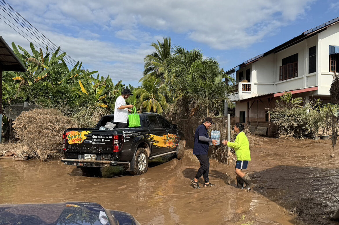 “คนไทยไม่เคยทิ้งกัน” SPIRIT 4×4 ลุยน้ำท่วมให้กำลังใจผู้ประสบภัย จังหวัดน่าน