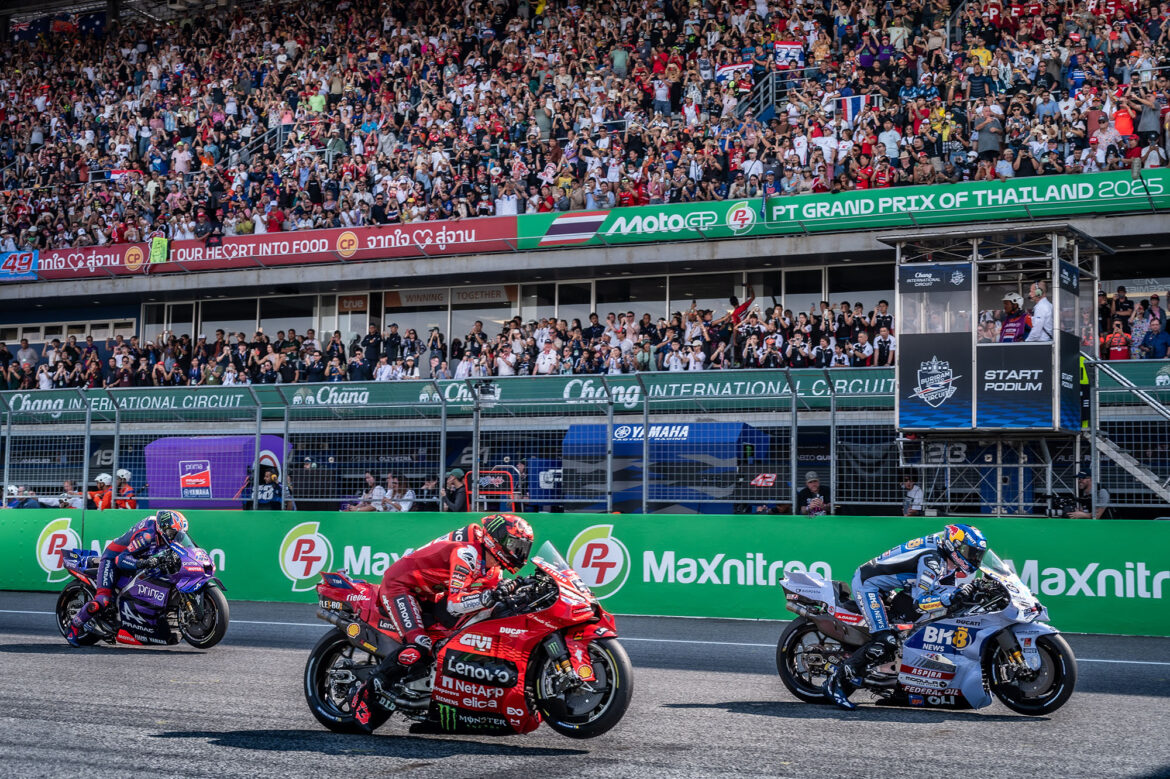 คาะแล้ว บัตร 𝗧𝗵𝗮𝗶𝗚𝗣 𝟮𝟬𝟮𝟲 สนามแรกฤดูกาล ‘ตรึงราคาเดิม’ พร้อมสิทธิประโยชน์ แบบ ‘𝟯-𝗶𝗻-𝟭’ และส่วนลดสุดคุ้ม สนามเดียวในโลก!