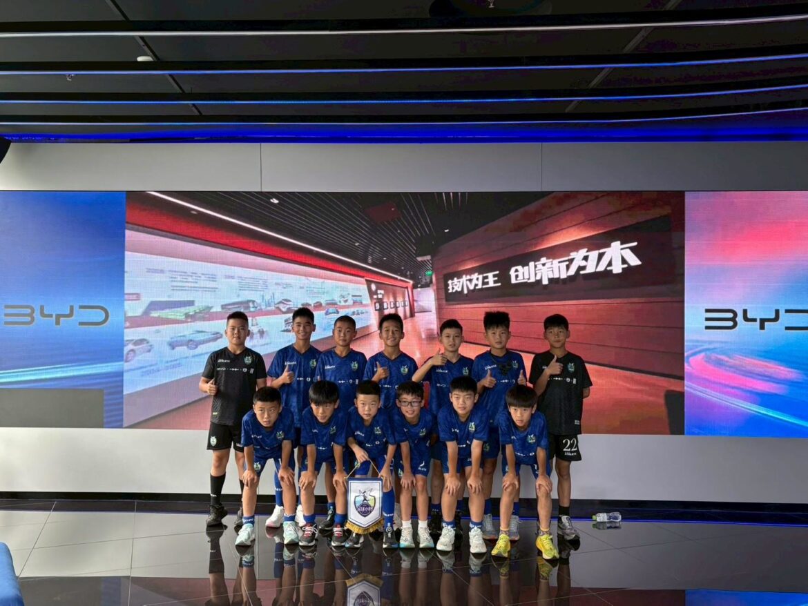  บีวายดี ประเทศไทย และ เรเว่ นำทีมฟุตบอลเยาวชนจีน เยี่ยมศูนย์ BYD Experience Store