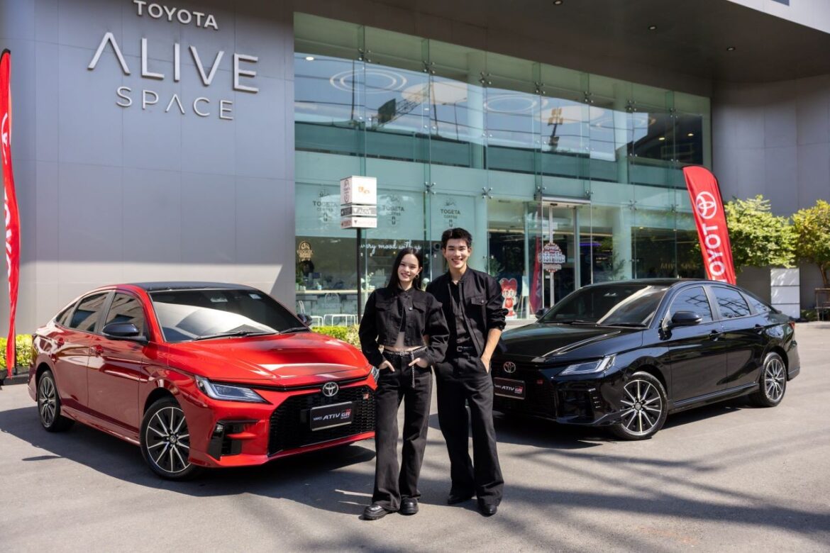 โตโยต้าส่งมอบ NEW YARIS ATIV HEV ให้กับพรีเซนเตอร์คู่ “แอลลี่ – อชิรญา” และ “โฟร์ท – ณัฐวรรธน์”