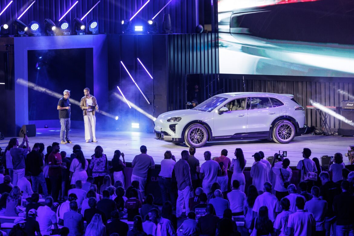 ประวัติศาสตร์สุดคลาสสิกผสานเทคโนโลยีล้ำสมัย เมื่อคาเยนน์สองเจเนอเรชันโดดเด่นกลางดูไบ