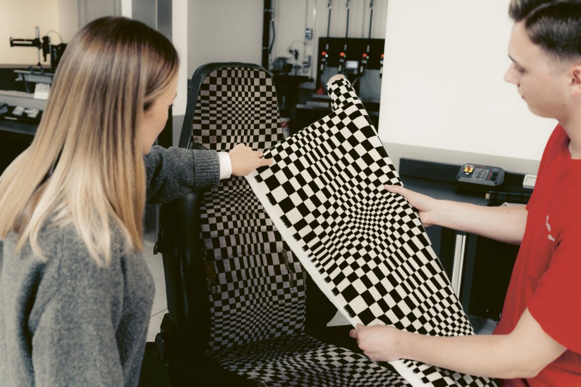 ถักทอจากแรงบันดาลใจ ปอร์เช่นำผ้าลวดลายในตำนานกลับมาอีกครั้ง