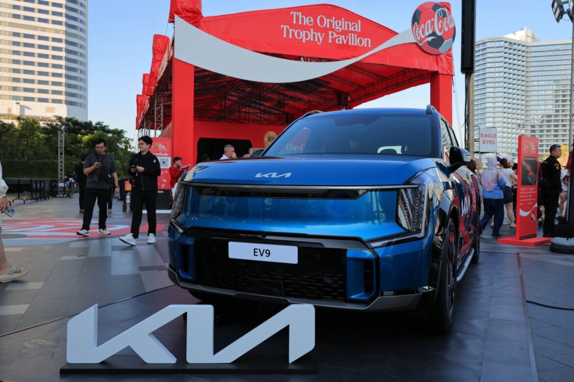 เกีย เซลส์ (ประเทศไทย) สานต่อแคมเปญระดับโลก “Inspiration Connects Us All” ตอกย้ำพลังความเป็นหนึ่งเดียวของผู้คนทั่วโลกผ่านมหกรรมกีฬาระดับโลก ในงาน FIFA World Cup™ Trophy Tour by Coca-Cola ในฐานะ Mobility Partner กับ FIFA