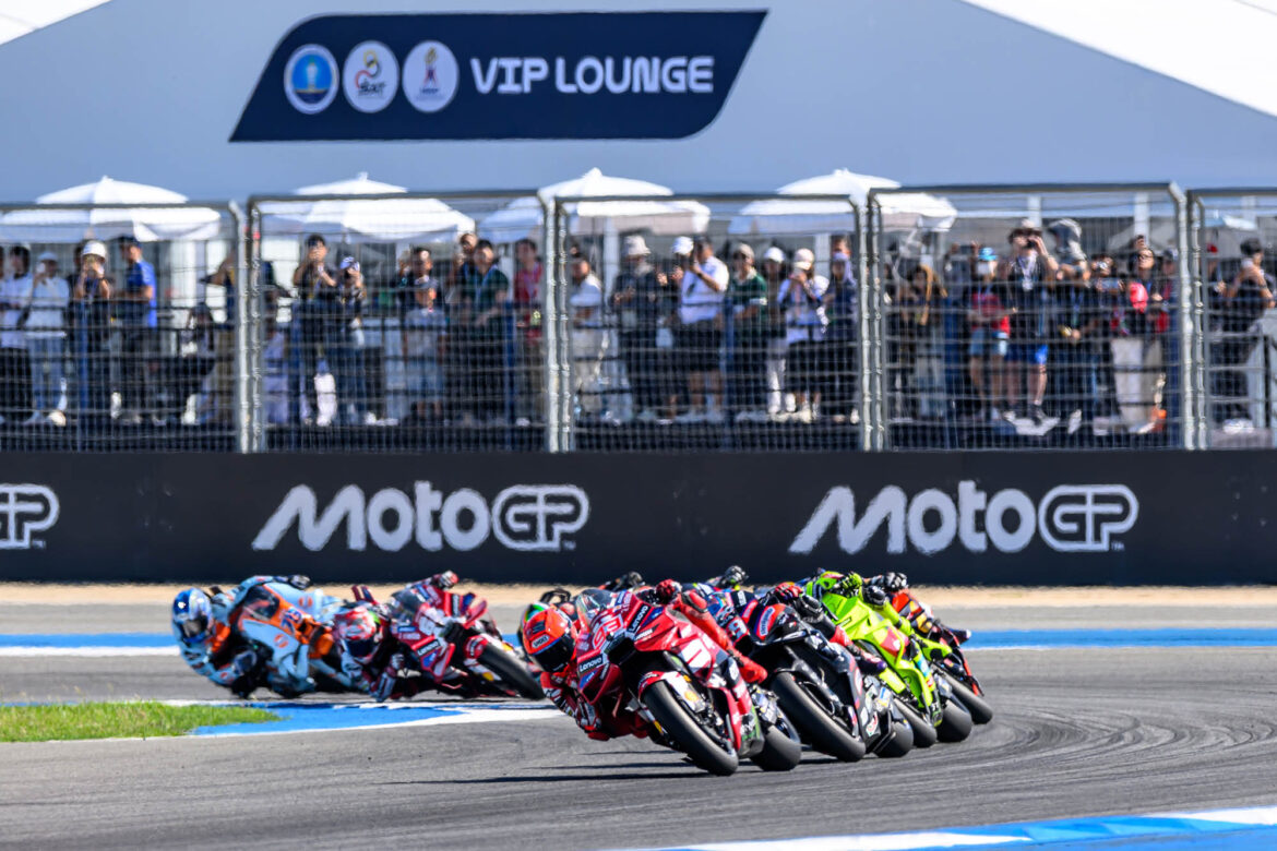 “พีที กรังด์ปรีซ์ ออฟ ไทยแลนด์” ทุบสถิติผู้ชมมากที่สุด “เบซเซ็คคี” ผงาดแชมป์สนามแรก – “มาร์เกซ” ดวงแตกยางระเบิด