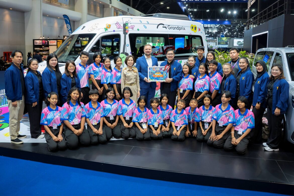 เมอร์เซเดส-เบนซ์ เปิดบูธรับเด็กนักเรียนเยาววิทย์เยือนงาน Motor Show 2026 เผยโฉมเจ้าของผลงานสุดน่ารักกับ Sprinter 419 Business รุ่นพิเศษที่มีคันเดียวในโลก
