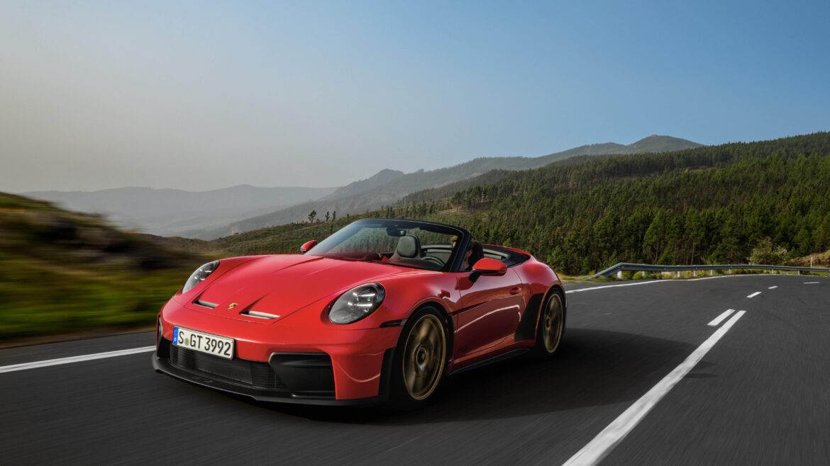 ปอร์เช่ เปิดตัว 911 GT3 S/C ใหม่ รถเปิดประทุนสมรรถนะสูง น้ำหนักเบา ขับเคลื่อนด้วยเครื่องยนต์ไร้ระบบอัดอากาศรอบสูงและเกียร์ธรรมดา