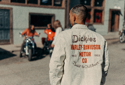  “Dickies® x Harley-Davidson® กลับมาอีกครั้งกับคอลเลกชัน “Built to Outlast” คอลเลกชันลิมิเต็ดเอดิชันครั้งที่สองนี้ ถ่ายทอดจิตวิญญาณของผู้ที่กล้ากำหนดสไตล์ของตัวเอง และโดดเด่นชัดเจนในทุกเส้นทาง”