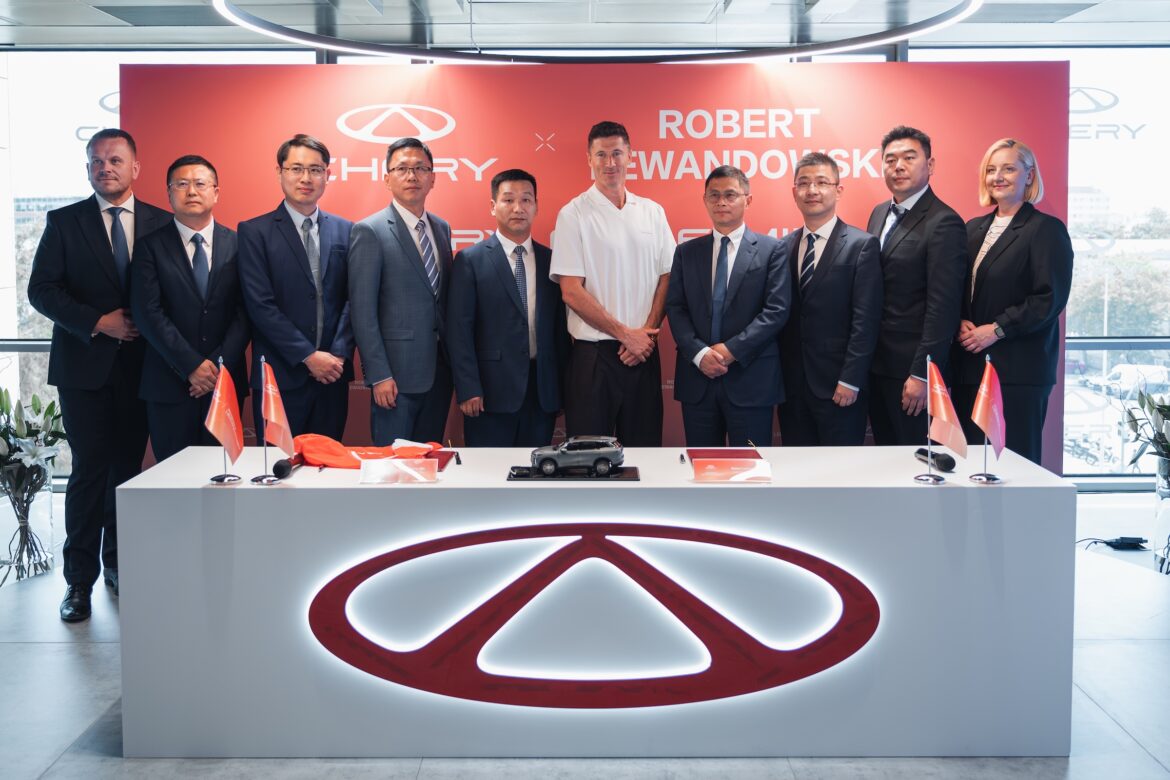 CHERY ต้อนรับ โรเบิร์ต เลวานดอฟสกี ซูเปอร์สตาร์ระดับตำนาน ขึ้นแท่นโกลบอลแบรนด์แอมบาสเดอร์ สะท้อนวิสัยทัศน์ “For Family” ตอกย้ำการเดินหน้าสู่ Top Choice เพื่อครอบครัวทั่วโลก