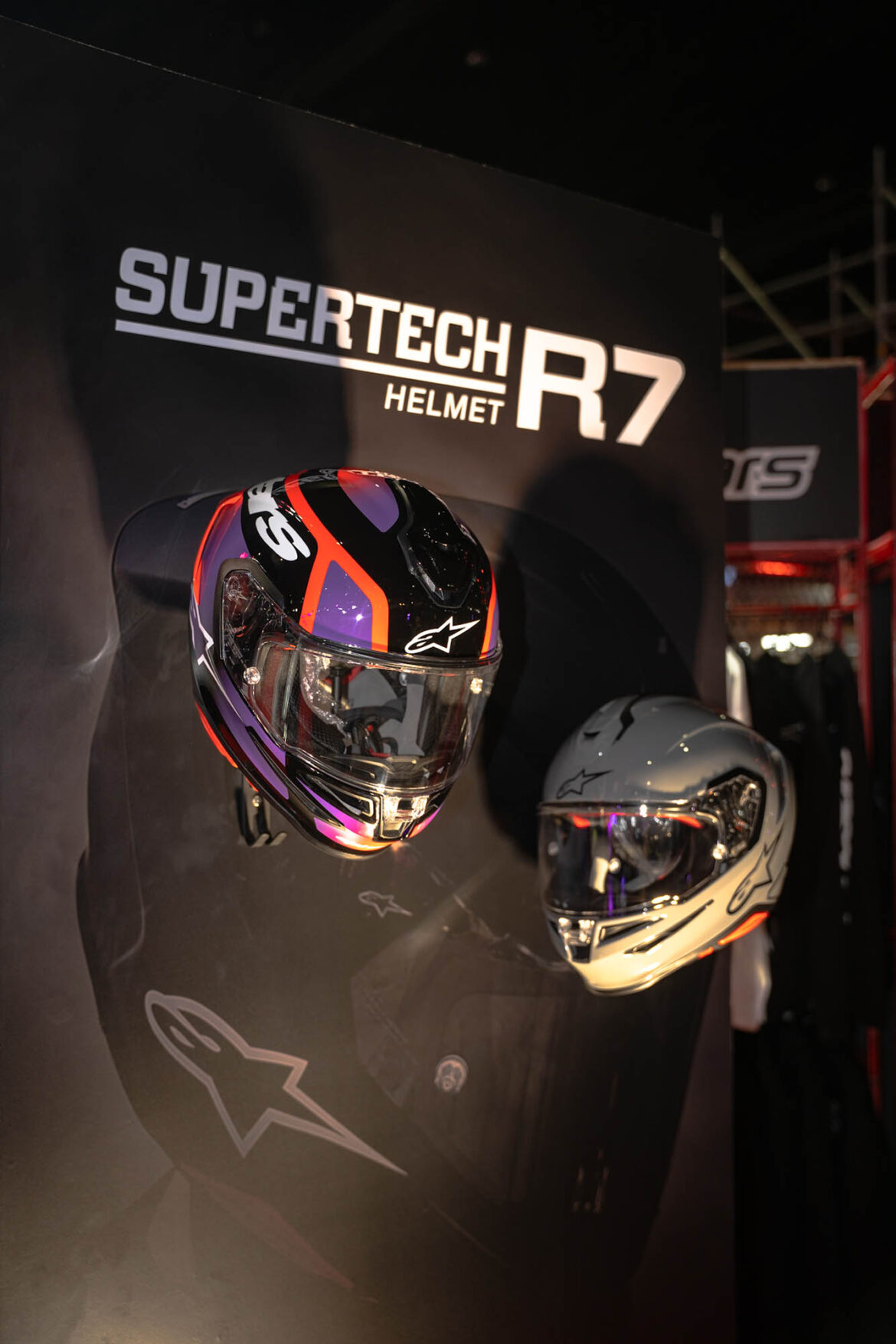 เริ่มแล้ววันนี้! เพซแม็กซ์ มอเตอร์สปอร์ต เปิดตัวหมวกกันน็อค Alpinestars “Supertech R7 และ SM3” ครั้งแรกในไทย ยกทัพแบรนด์ระดับโลกบุกงาน IMPACT Speed Fest