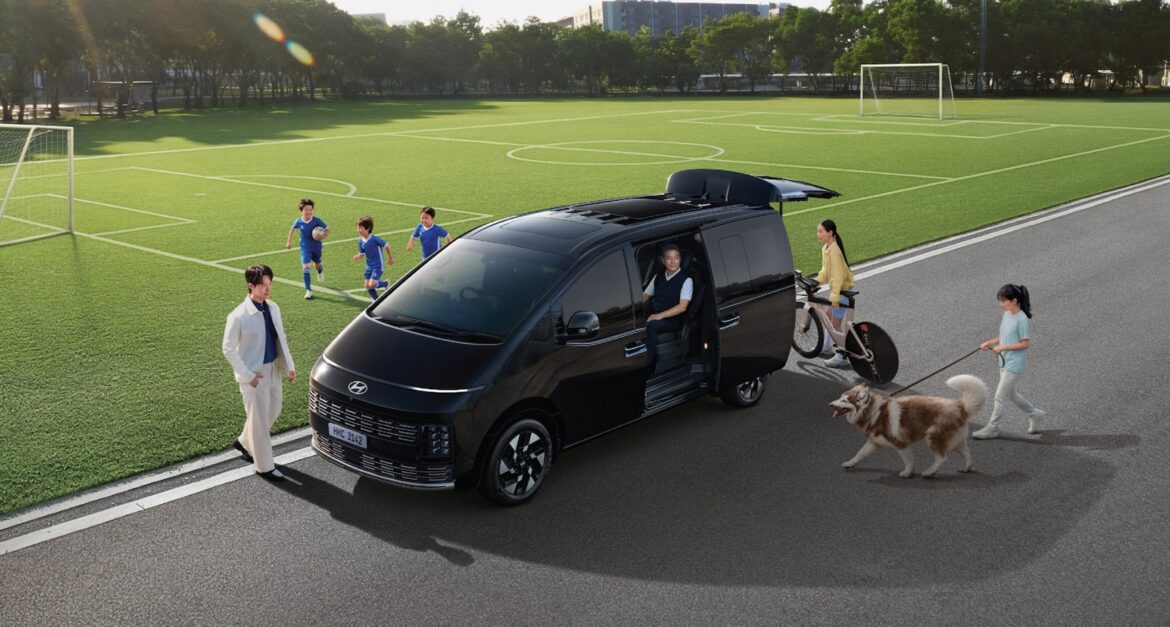 ทางออก “เดอะแบก” ฮุนไดส่ง “The new STARIA Hybrid” รถ MPV ไฮบริด 11 ที่นั่ง ครั้งแรกและหนึ่งเดียวในไทย พร้อมรองรับทุกภารกิจของเสาหลักครอบครัวในรถคันเดียว ตอกย้ำสโลแกน “11-seater Hybrid. Ready for Every Mission รถไฮบริด 11 ที่นั่ง พร้อมสำหรับทุกภารกิจ”